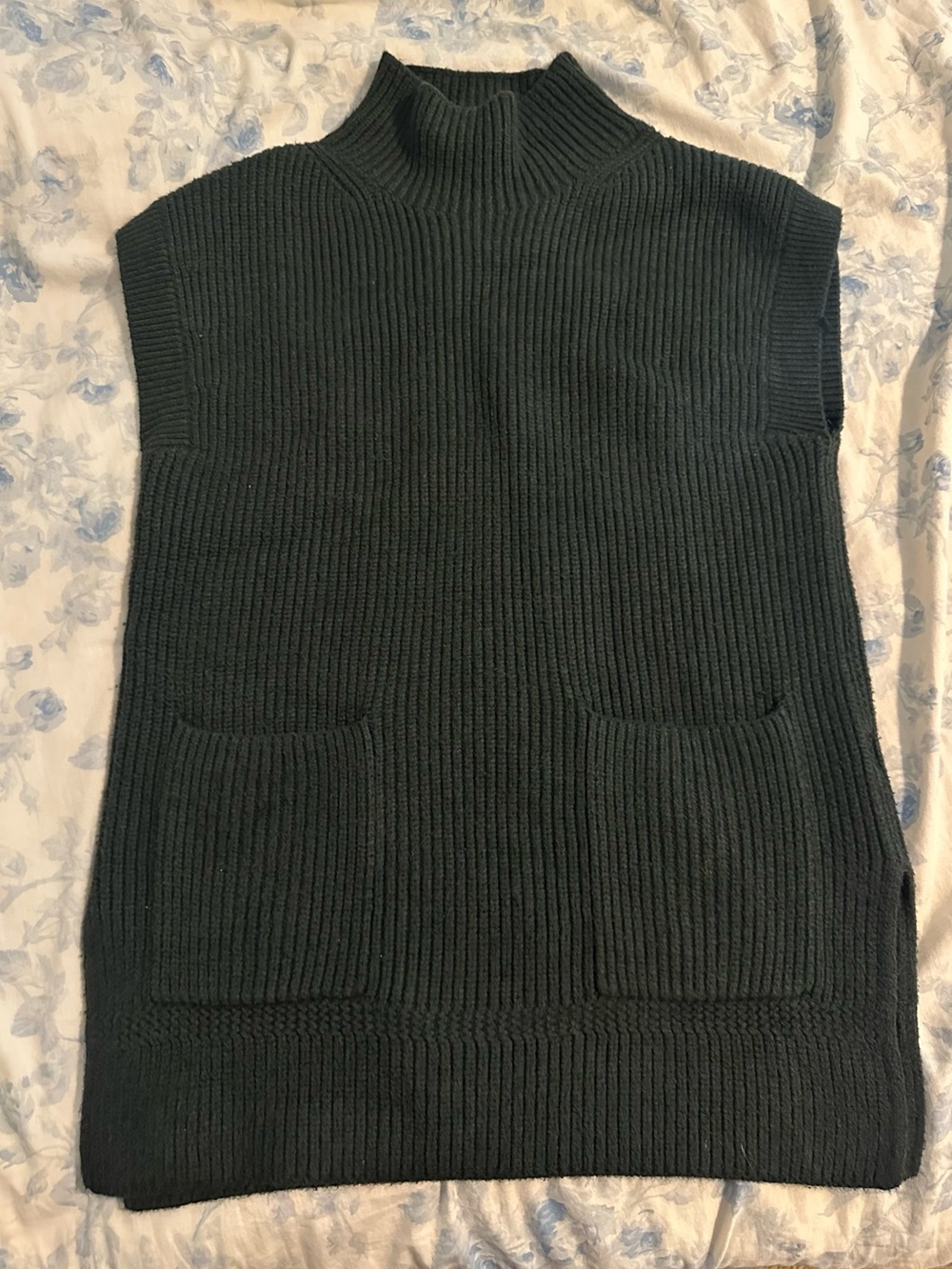 Banana Republic Sleeveless Ribbed sweater vest in Dark Green
